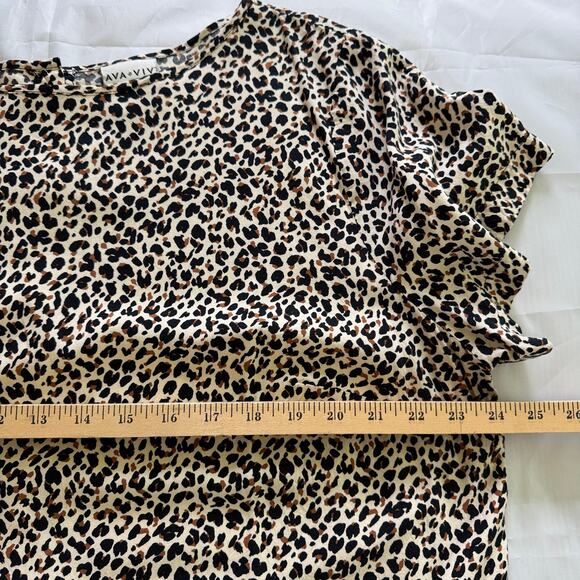 Ava & Vivi 1X Leopard Short Sleeve Button Back Blouse - Picture 6 of 7